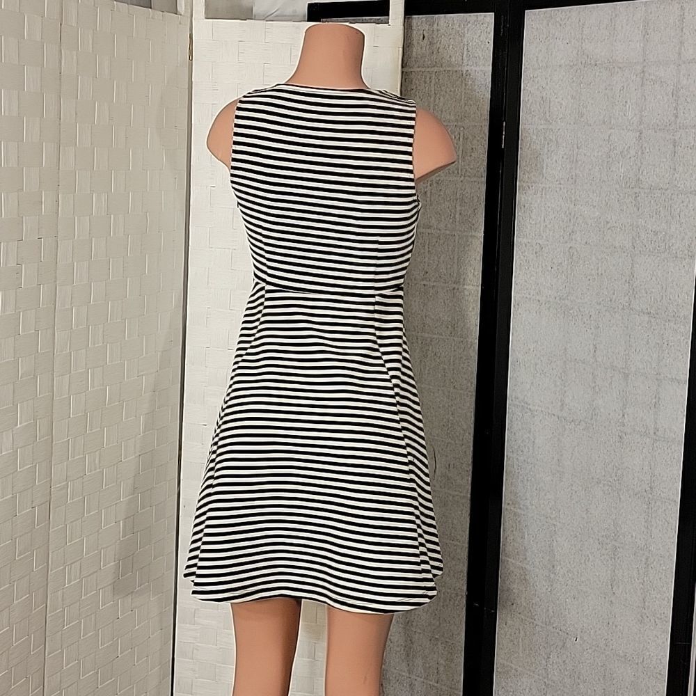 ATTENTION STRIPE SLEEVELESS ROUNDNECK MINI DRESS - Picture 6 of 12